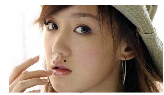 真正有钱的女人哪里长痣,下巴有痣的人女人确实有钱