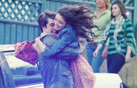 女人从背后抱住男人说暖心的话,赢得男人心的暖心话