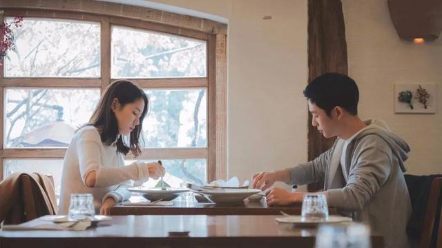 吃饭看出两人隐藏关系,男女吃饭并排坐说明什么