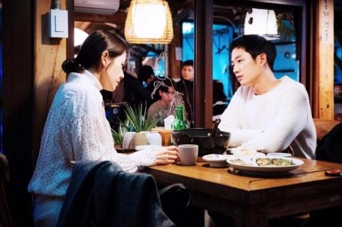 吃饭看出两人隐藏关系,男女吃饭并排坐说明什么