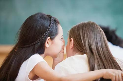 交际花的女人面相特点,女人交际花面相特点有哪些