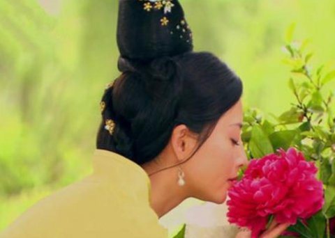 闻花香女生唯美图片,闭上眼睛闻花香的美女图片