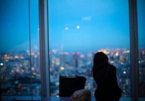 夜晚一个人孤独坐着的图片，一个人在夜晚寂寞孤独的图片