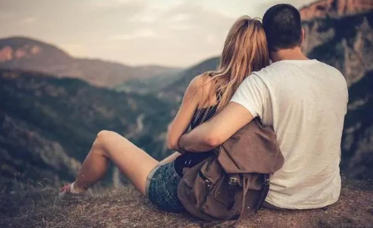 男人给女人一个拥抱的图片