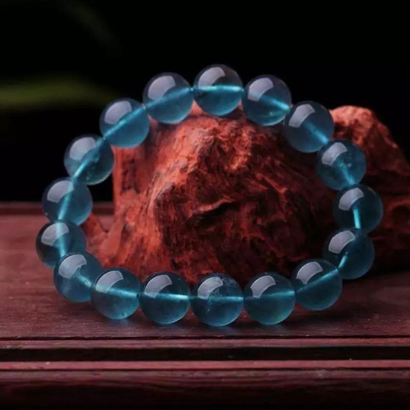 女生佩戴蓝晶石禁忌，水晶戴越久越有灵性吗