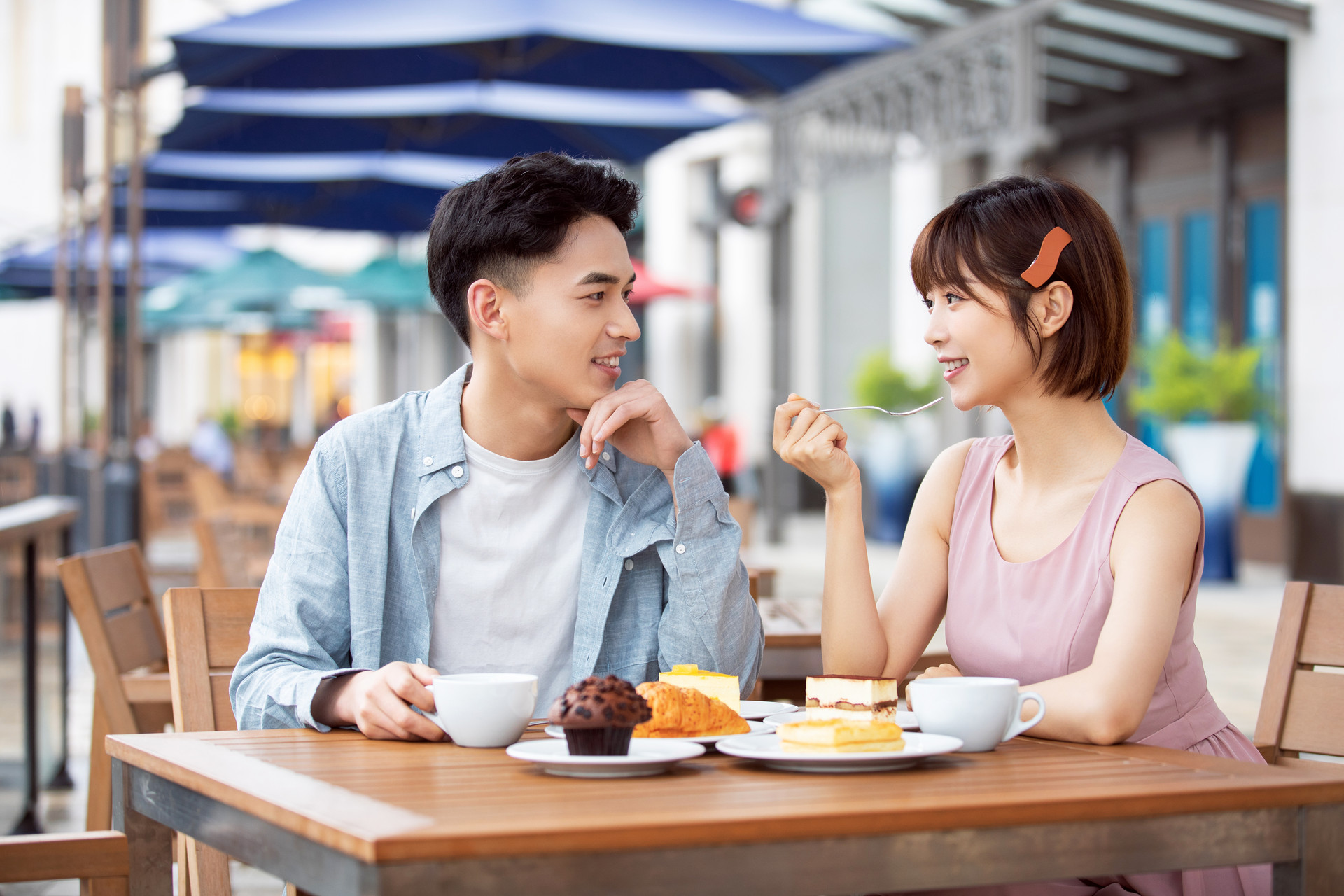 “饭桌见人品”:男人请你吃饭时,牢记“三不要”,对你有好处