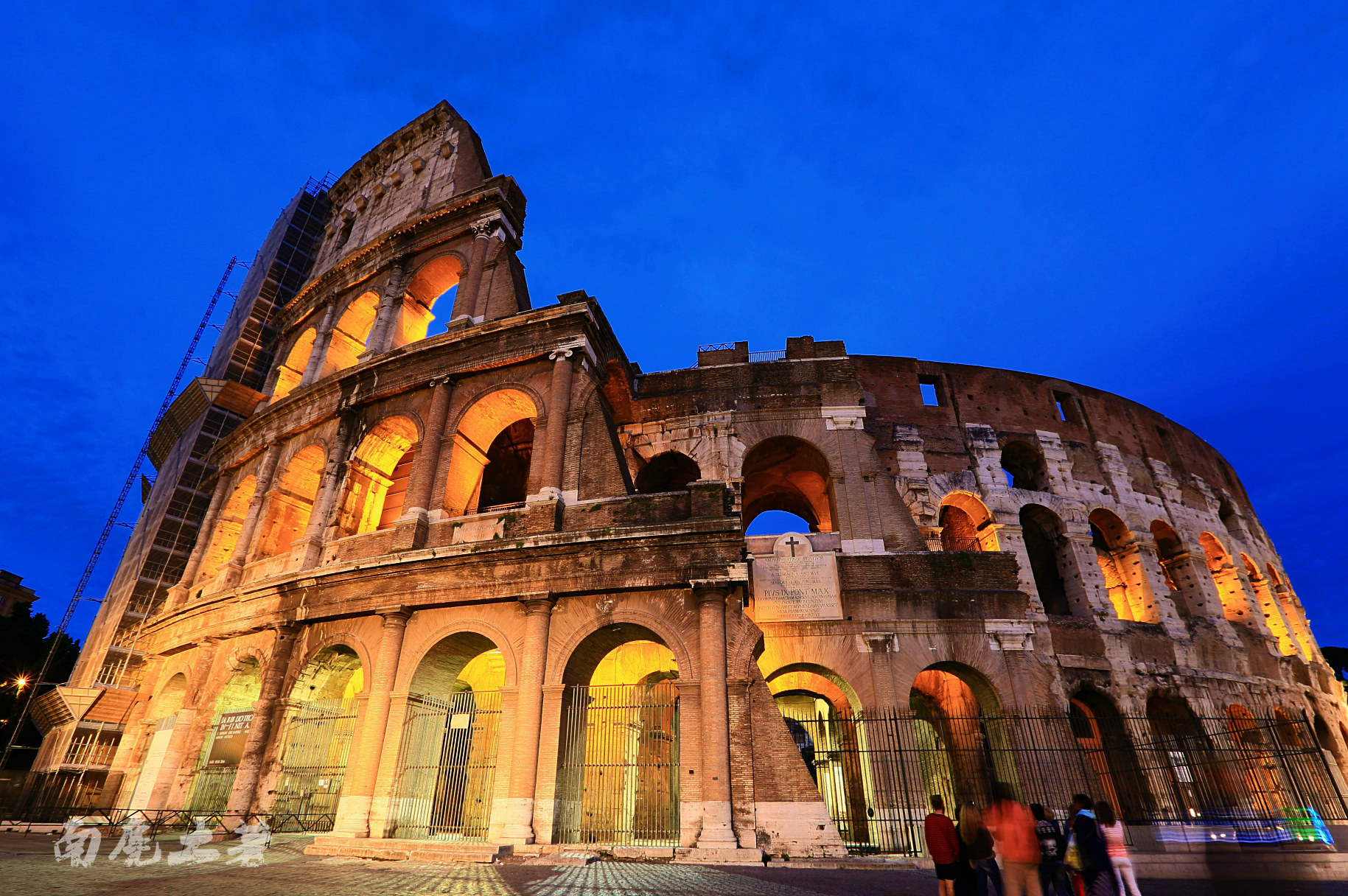 女人竖中指是什么意思,竖中指的来历和不同的文化