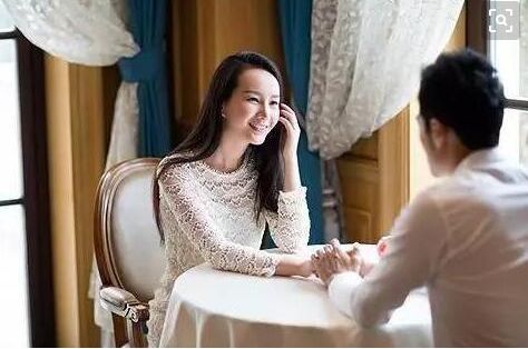 新婚第一天，婆婆就让我洗衣服，晾干后送到她房间，她上来就骂