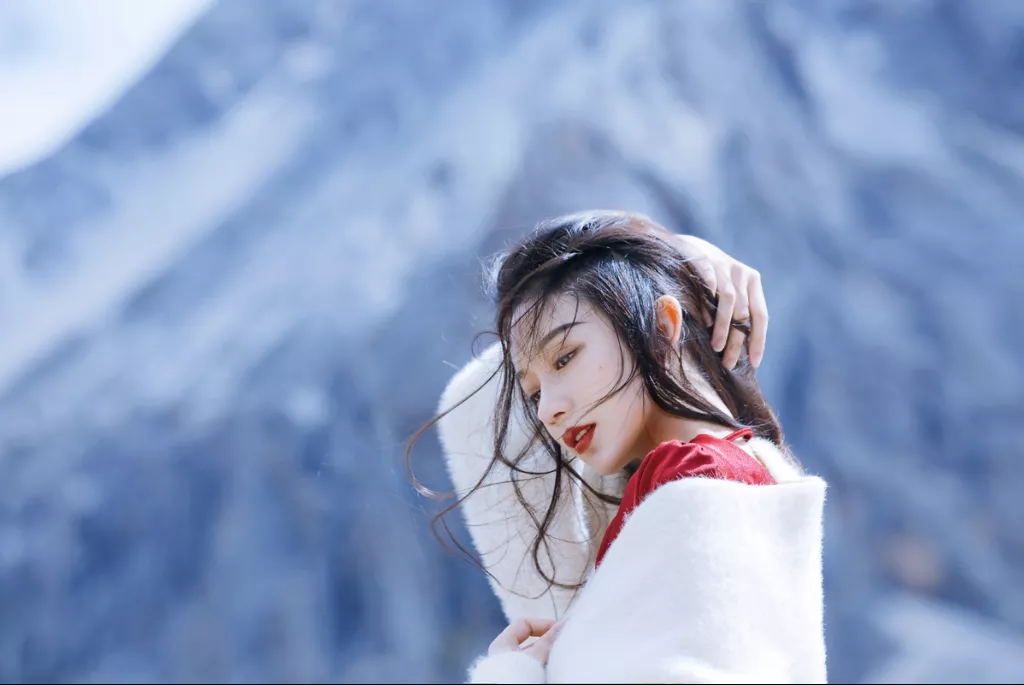 女人在男人面前抚弄头发