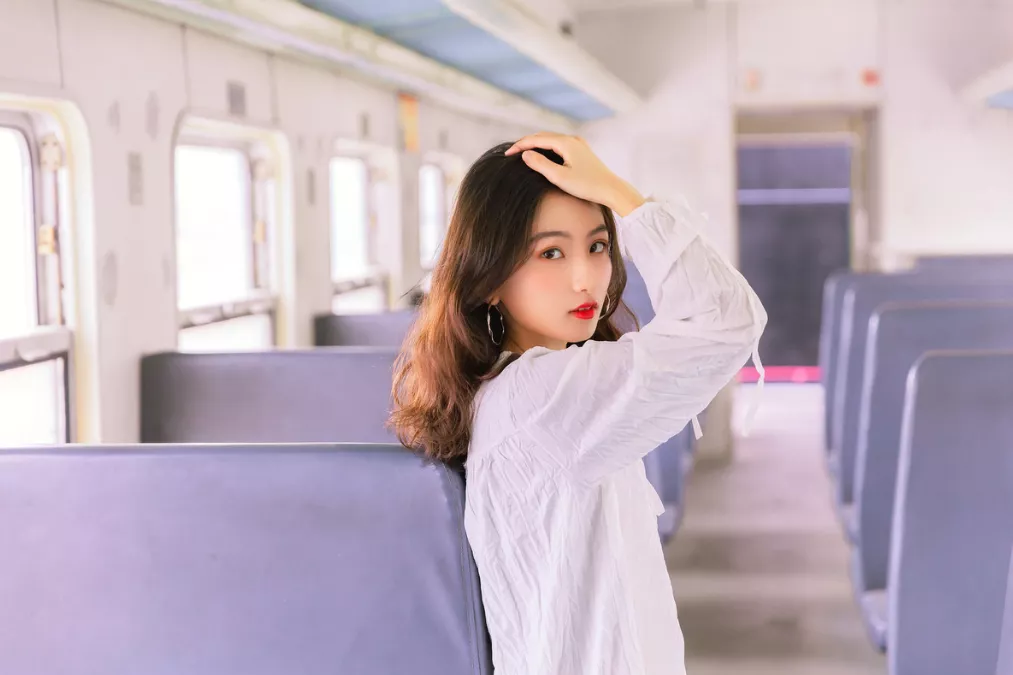 女人在男人面前抚弄头发