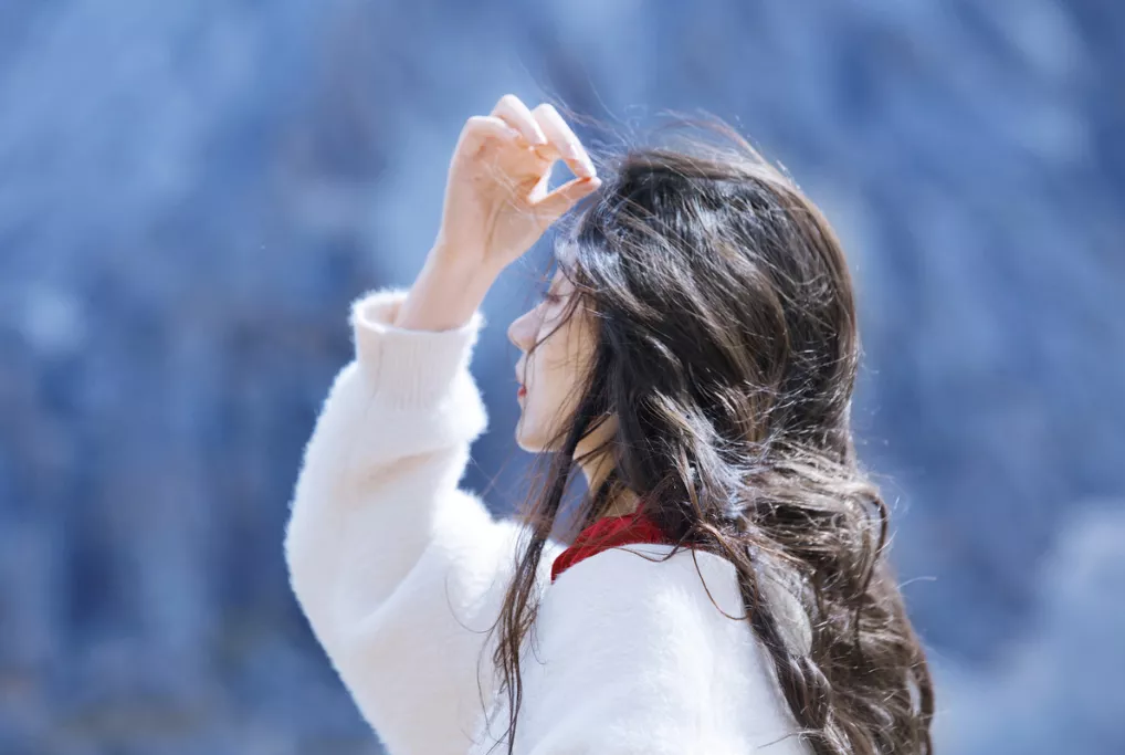 女人在男人面前抚弄头发