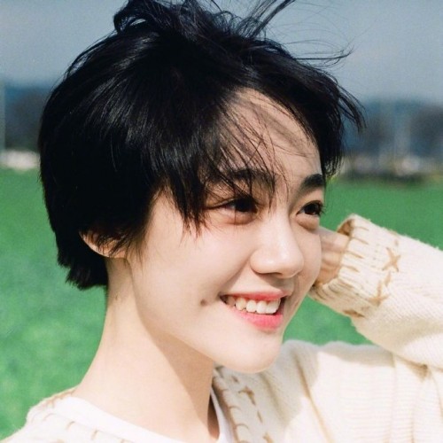 女人在男人面前抚弄头发