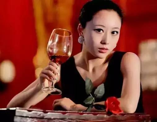 男人带女人出席饭局女人代表什么