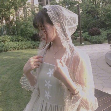 男女相处男人主动抓女人的手说明什么?