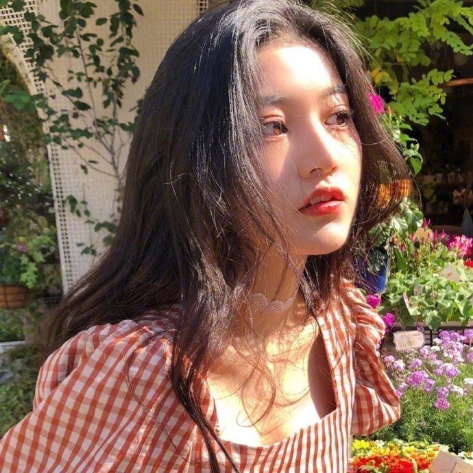 男女相处男人主动抓女人的手说明什么?