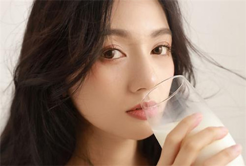 天蝎座女生喜欢一个人的表现,天蝎女对你心动的信号