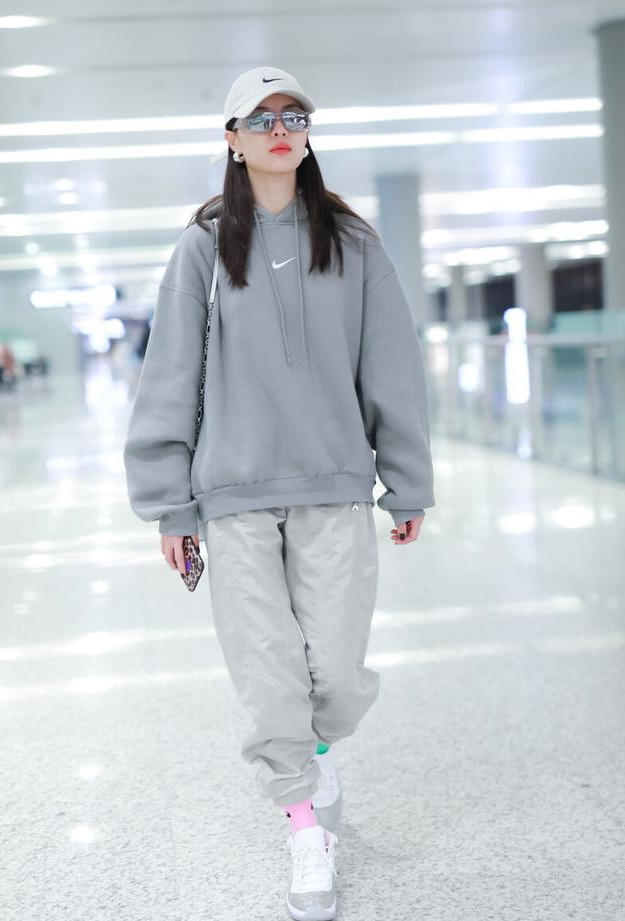 卫衣配什么裤子好看，显瘦减龄潮人都在穿