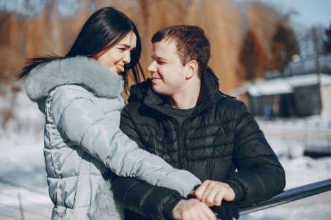 女人主动发求爱的信号，这些信号说明对你动心了