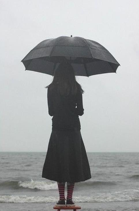 女人雨中打伞伤心图片,伤心女子下雨撑伞图片