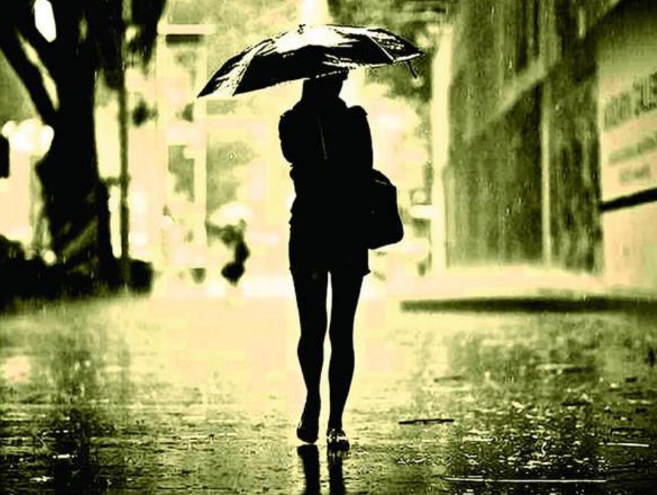 女人雨中打伞伤心图片,伤心女子下雨撑伞图片-528时尚网