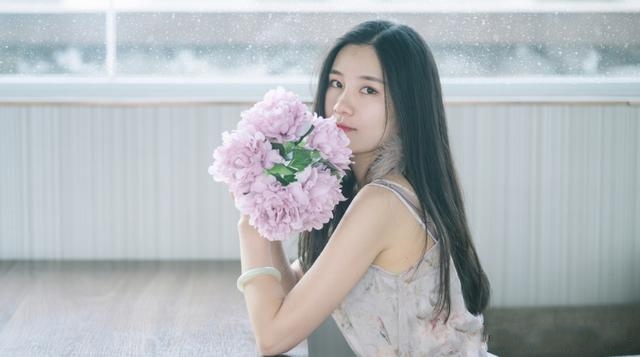 梦到和异性亲热什么意思,梦见与别的女人发生暧昧
