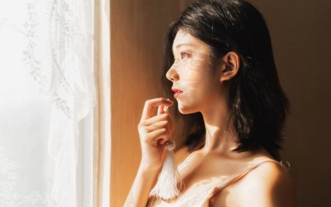 每次见面男朋友就爱玩手机，玩手机冷落你怎么办