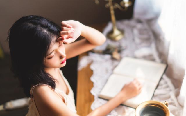 每次见面男朋友就爱玩手机，玩手机冷落你怎么办