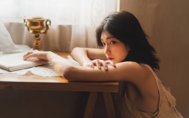 每次见面男朋友就爱玩手机，玩手机冷落你怎么办