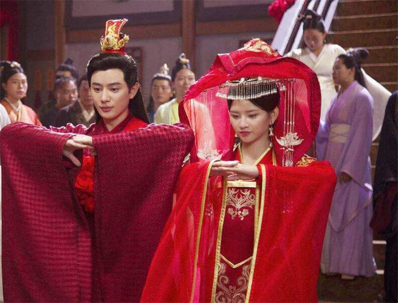 新婚夫妻第一次进家门