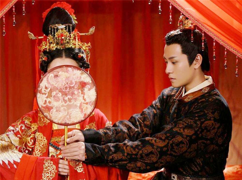 新婚夫妻第一次进家门