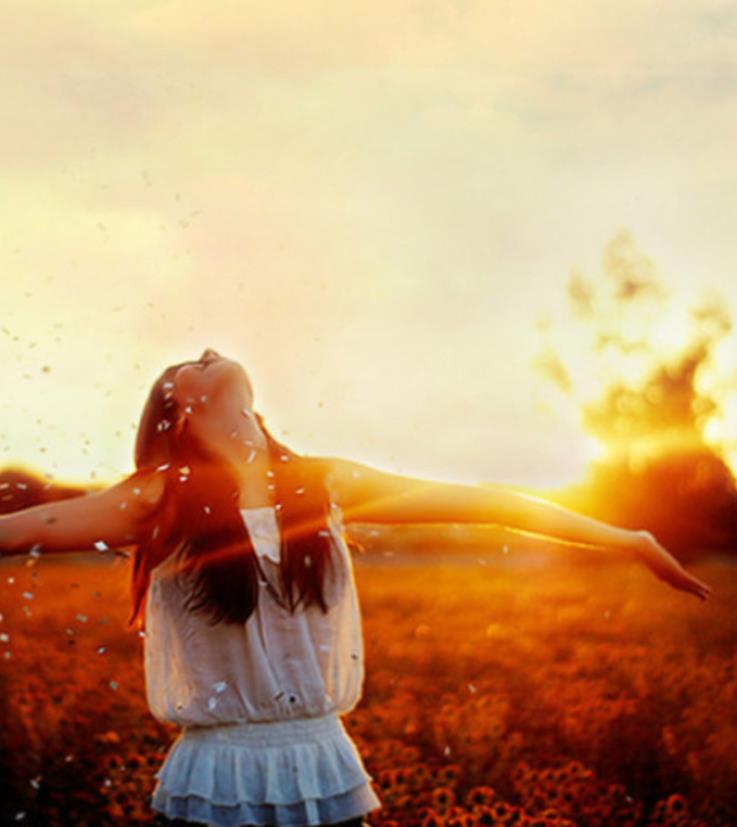 美女张开双臂拥抱太阳图片