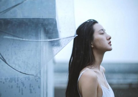 下雨女子淋雨唯美图片高清，伤感拥抱淋雨的图片