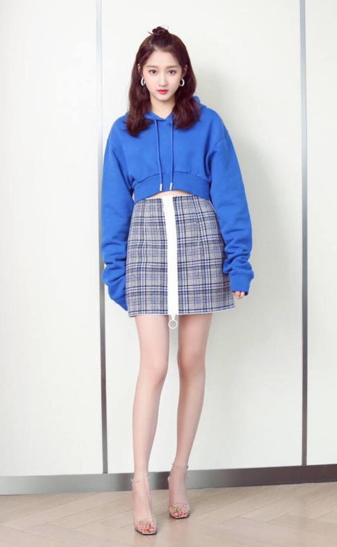 女生站姿正确姿势图片,女生标准站姿图片