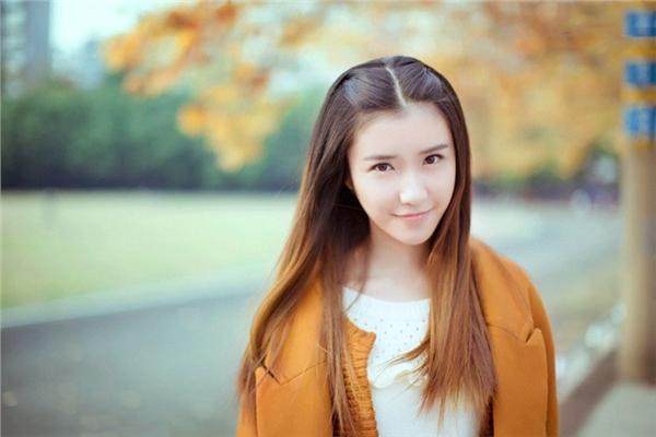 一般女人摸自己的下巴代表什么