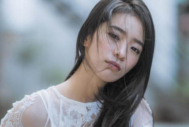 一般女人摸自己的下巴代表什么