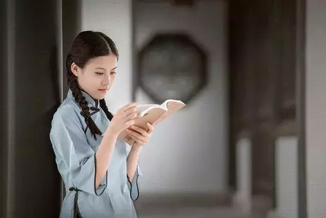 出生书香门第女人特点,什么样的女生是书香门第