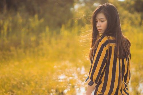 男生为什么喜欢握着女生的手,男生牵女生手代表什么