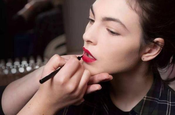 女人亲男人嘴是什么意思