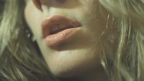 女人亲男人嘴是什么意思