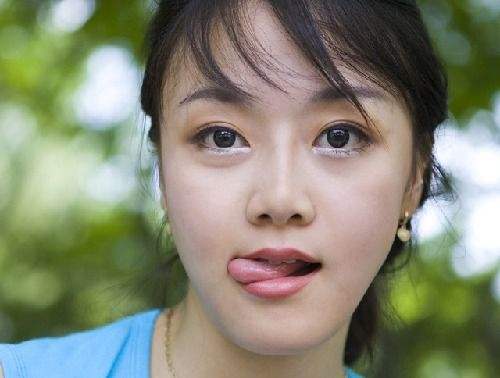 男生看见女生老舔嘴唇怎么回事,说话喜欢舔嘴唇的人是什么心理