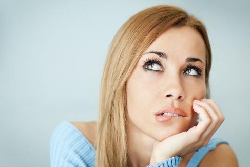 男生看见女生老舔嘴唇怎么回事,说话喜欢舔嘴唇的人是什么心理