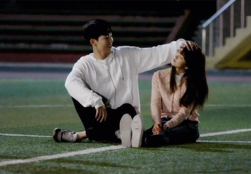 男人抚摸女人头发代表什么心情