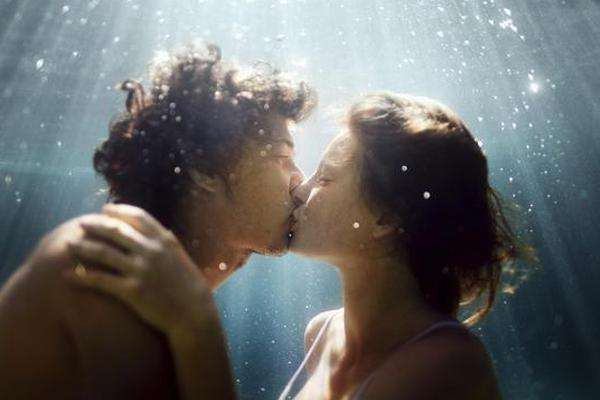 男人不停的吻女人什么原因