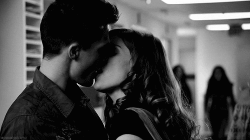 男人不停的吻女人什么原因