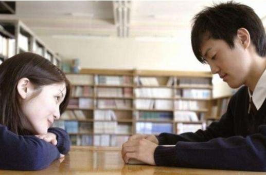 男女对视5秒以上心理学，男女对视愣住了代表什么