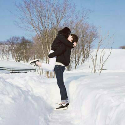 拥抱时男朋友老摸我头