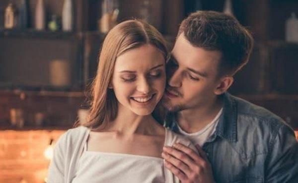 女人允许你亲吻她的脸