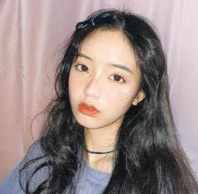 女孩主动让你摸她的头