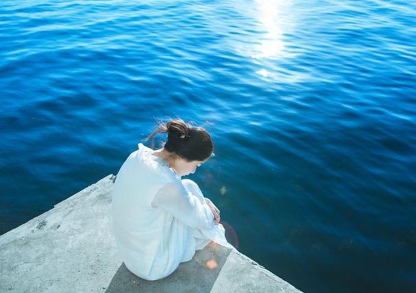 女人得不到爱的滋润就会变得坚强