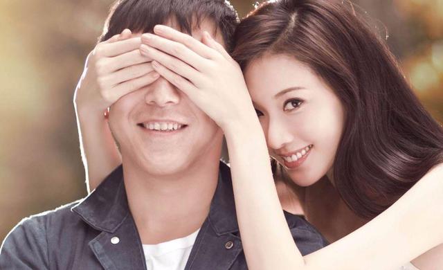 男人很喜欢情人的表现